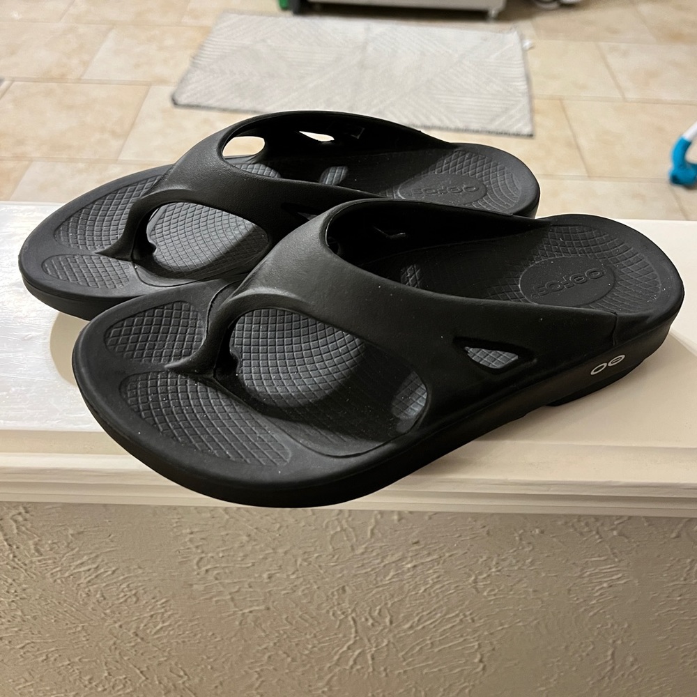 Oofos sandal Women 8/ Men 6